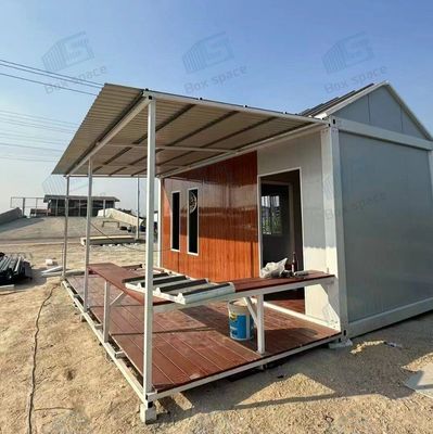 Luxe modulaire vakantiehuizen in scheepvaartcontainers klaar om te verhuizen in prefab huisje met keuken en badkamer